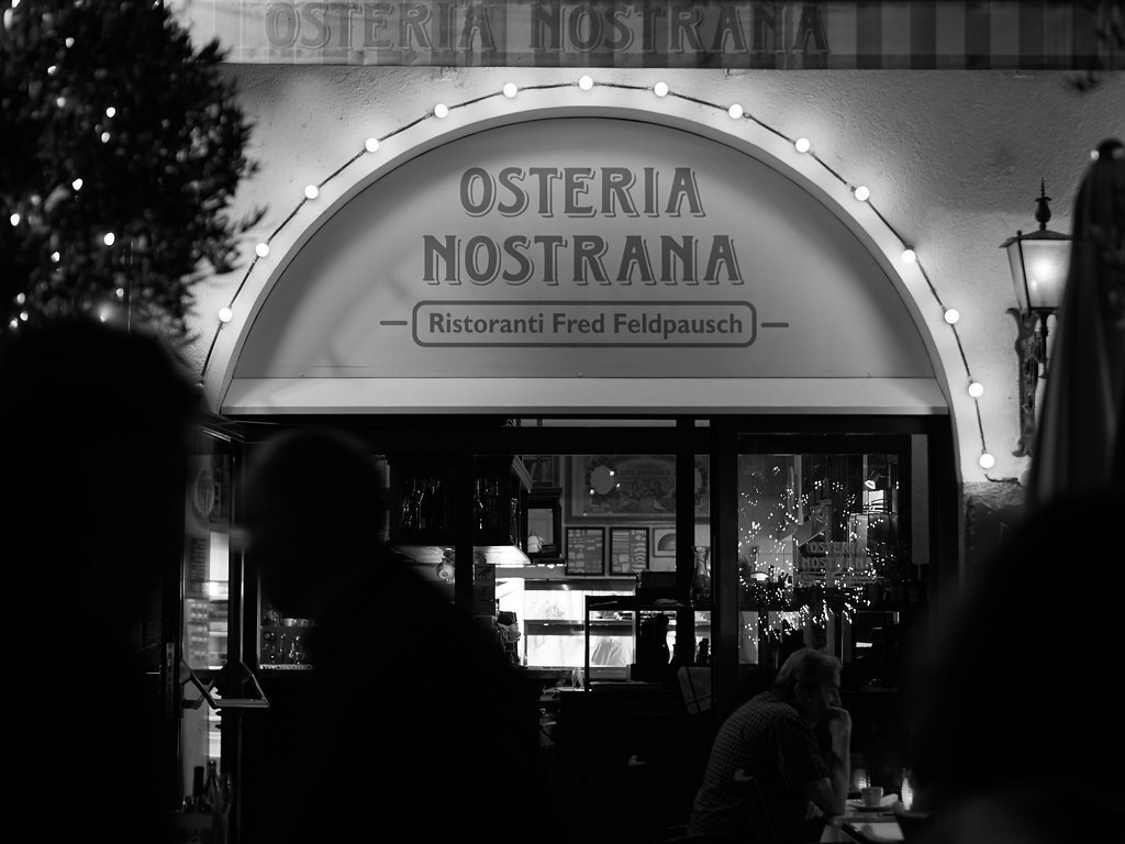 Dettaglio di pollo dorato sulla griglia durante il festival